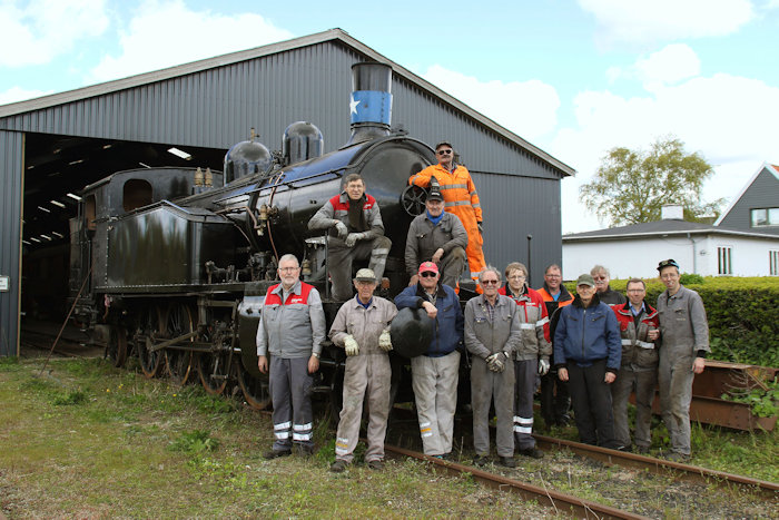 OHJ 38 og det arbejdshold, der har istandsat lokomotivet. Arbejdsholder, der har istandsat OHJ 38