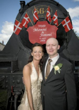 Monni og Jimmi lånte K 564 som baggrund for et af deres bryllupsbilleder Foto Martin Mathiassen