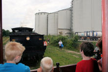 Lokomotivet bakker til vognene i Gørlev 15. juli 2010
