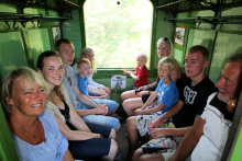 Glade rejsende i Cu 4160 mellem Gørlev og Høng. 7. juli 2011. Foto: Preben Madsen