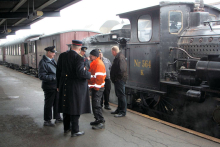 Personalet på DJKs jubilæumstog snakker om turen til Kalundborg 15. januar 2011. Foto: Preben Madsen
