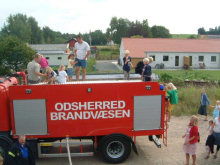 Brandvæsnet med hjælpere fylder vand på K 564 i Asnæs 12. aug 2007 Foto Lars B. Christiansen