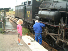 John smører op I Nykøbing Sj 12. aug 2007 mens næste generation af fyrbødere kigger på Foto Lars B. Christiansen