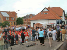 Pressekorps, Ruds Vedby garden og lokale tilskuere ved Ruds Vedby station 13 juni 2007 Foto Lars B. Christiansen